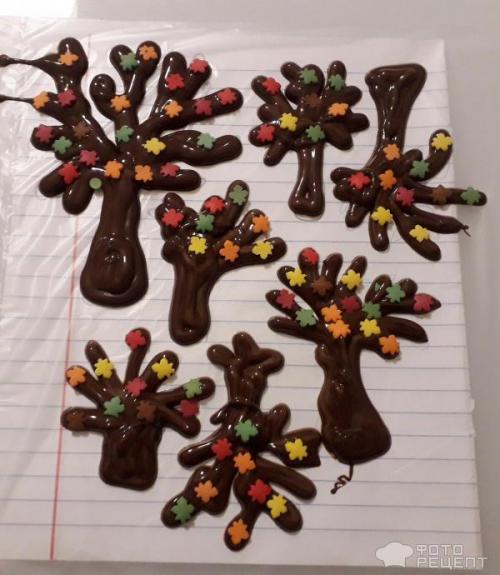 Как можно создать осенний декора в стиле Шоколад. Рецепт: Украшения из шоколада для оформления тортов и пирожных - Шоколадные деревья с разноцветными листьями.