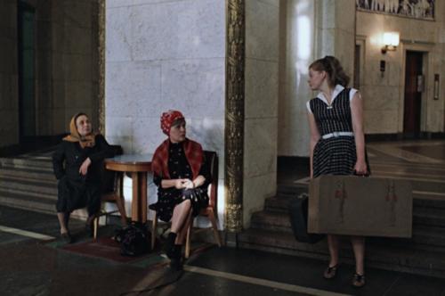 Дом на Котельнической набережной планировка квартир. В чем была элитарность Сталинские высотки, в том числе знаменитое здание на Котельнической, первые в столице имели центральное отопление и снабжались горячей водой от общегородской теплосети. Кроме того, в сталинках, конечно же были канализация, водопровод, а еще система кондиционирования и удаления пыли. Высота потолков в большинстве квартир – более трех метров. Вместе с тем квартиры верхних этажей оказались не так удобны: у них были небольшие размеры, не такие высокие потолки и неудачная планировка.