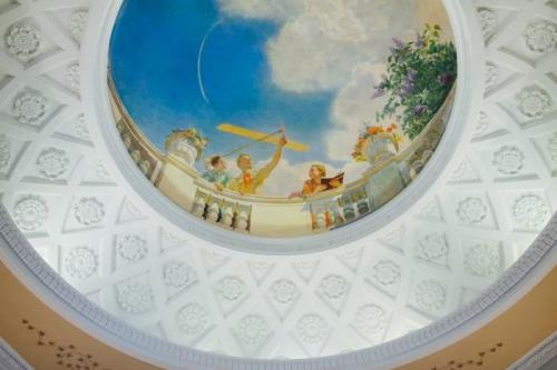 Дом на Котельнической набережной планировка квартир. В чем была элитарность Сталинские высотки, в том числе знаменитое здание на Котельнической, первые в столице имели центральное отопление и снабжались горячей водой от общегородской теплосети. Кроме того, в сталинках, конечно же были канализация, водопровод, а еще система кондиционирования и удаления пыли. Высота потолков в большинстве квартир – более трех метров. Вместе с тем квартиры верхних этажей оказались не так удобны: у них были небольшие размеры, не такие высокие потолки и неудачная планировка.