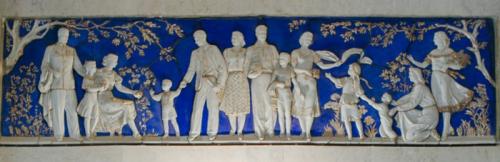 Дом на Котельнической набережной планировка квартир. В чем была элитарность Сталинские высотки, в том числе знаменитое здание на Котельнической, первые в столице имели центральное отопление и снабжались горячей водой от общегородской теплосети. Кроме того, в сталинках, конечно же были канализация, водопровод, а еще система кондиционирования и удаления пыли. Высота потолков в большинстве квартир – более трех метров. Вместе с тем квартиры верхних этажей оказались не так удобны: у них были небольшие размеры, не такие высокие потолки и неудачная планировка.