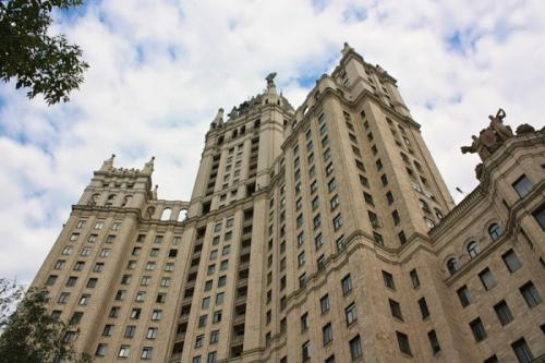 Дом на Котельнической набережной планировка квартир. В чем была элитарность Сталинские высотки, в том числе знаменитое здание на Котельнической, первые в столице имели центральное отопление и снабжались горячей водой от общегородской теплосети. Кроме того, в сталинках, конечно же были канализация, водопровод, а еще система кондиционирования и удаления пыли. Высота потолков в большинстве квартир – более трех метров. Вместе с тем квартиры верхних этажей оказались не так удобны: у них были небольшие размеры, не такие высокие потолки и неудачная планировка.