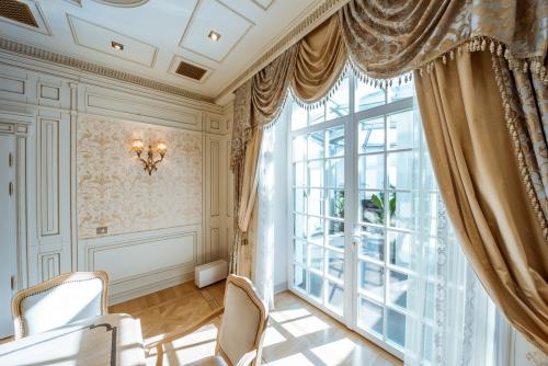 Настенный карниз на кухню. Выбор карниза