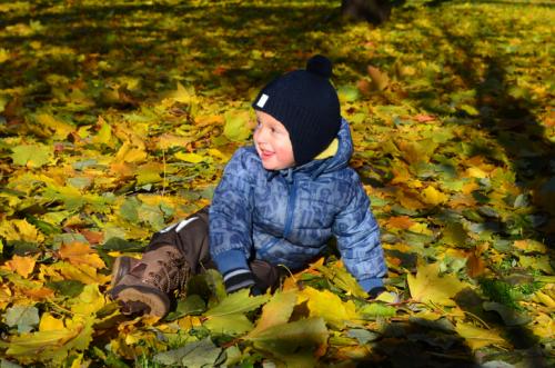 Какие осенние игры и развлечения можно организовать в доме. 13 вариантов того, чем занять ребенка тёмными осенними вечерами.