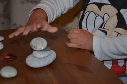 Какие осенние игры и развлечения можно организовать в доме. 13 вариантов того, чем занять ребенка тёмными осенними вечерами.