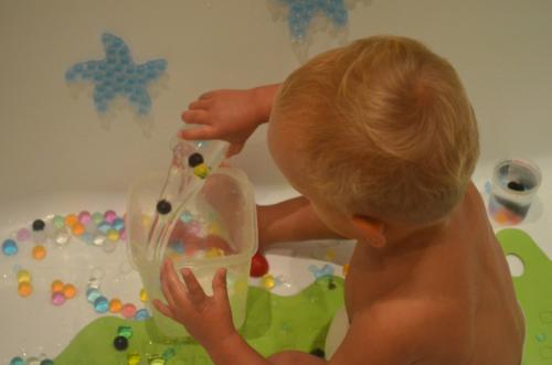 Какие осенние игры и развлечения можно организовать в доме. 13 вариантов того, чем занять ребенка тёмными осенними вечерами.