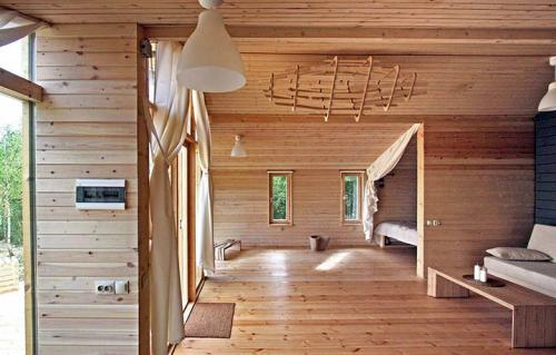 Какие советы можно дать по уходу за природной отделкой дома. Дома из древесины — это хорошо или плохо?