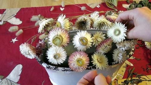 Как создать осеннюю композицию из сухих цветов и веток. Как составить композицию из сухоцветов: мастер-класс