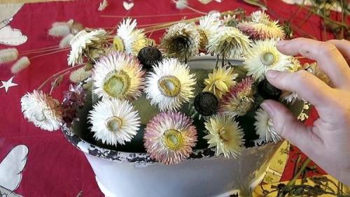 Как создать осеннюю композицию из сухих цветов и веток. Как составить композицию из сухоцветов: мастер-класс