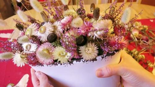 Как создать осеннюю композицию из сухих цветов и веток. Как составить композицию из сухоцветов: мастер-класс