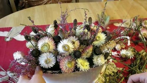 Как создать осеннюю композицию из сухих цветов и веток. Как составить композицию из сухоцветов: мастер-класс