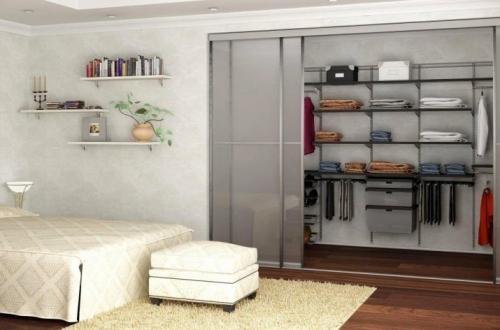 Обустройство гардеробной в спальне небольшого размера. Особенности зонирования и выбор места 24