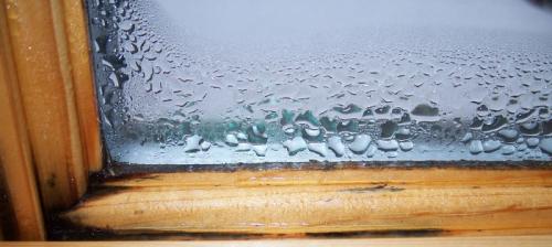 Потеют окна в квартире изнутри, что делать. Почему потеют окна – причины и их устранение