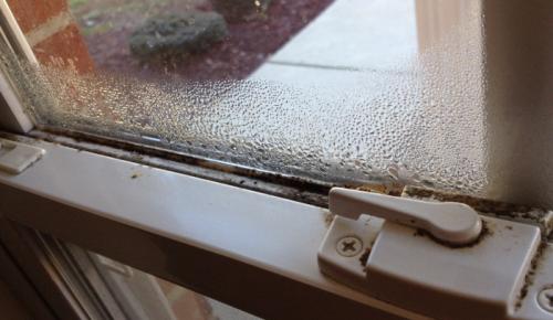 Потеют окна в квартире изнутри, что делать. Почему потеют окна – причины и их устранение