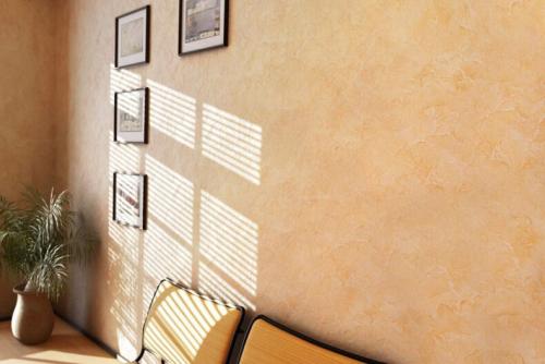 Фактурная краска на неровные стены. Особенности фактурной краски