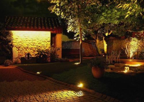 Как использовать декор на маленьком участке (перголы, вазоны, освещение). Функциональный декор