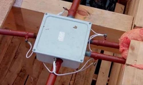 Электрика в доме из бруса. Электропроводка в деревянном доме 10