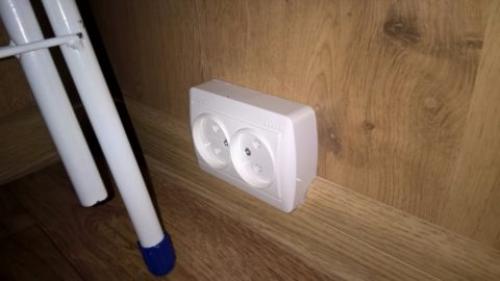 Проводка в плинтусе в деревянном доме. Правила монтажа