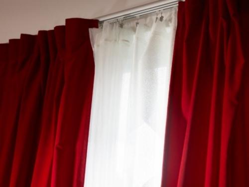 Какие материалы используются для изготовления карнизов для штор потолочных. Виды потолочных карнизов для штор