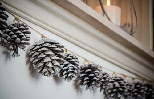 Как украсить офис к Новому году 2022 своими руками. Украшения для стен и потолка 27