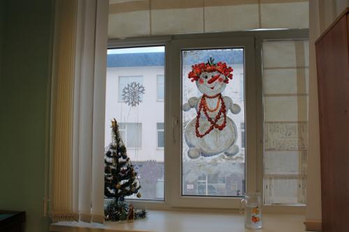 Как украсить офис к Новому году 2022 своими руками. Украшения для стен и потолка 23