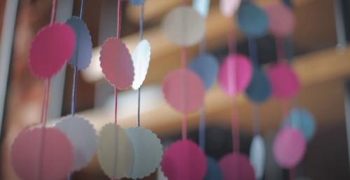 Как украсить офис к Новому году 2022 своими руками. Украшения для стен и потолка