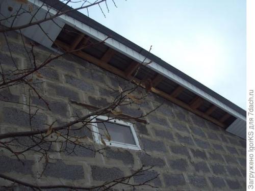 Как быстро и просто выровнять карниз, если он оказался кривым. Как дополнительно обеспечить ровность линий карниза дома на фронтонах