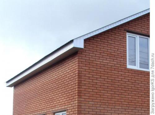 Как быстро и просто выровнять карниз, если он оказался кривым. Как дополнительно обеспечить ровность линий карниза дома на фронтонах