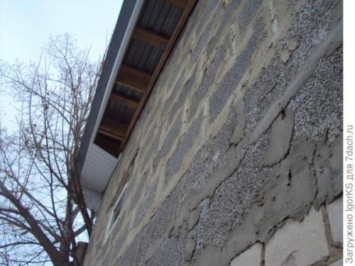 Как быстро и просто выровнять карниз, если он оказался кривым. Как дополнительно обеспечить ровность линий карниза дома на фронтонах