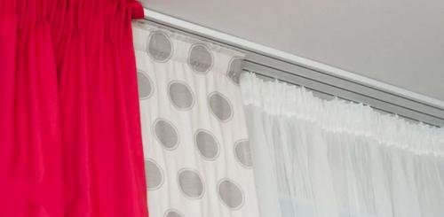 Секреты популярности потолочных карнизов. Особенности выбора и монтажа потолочных карнизов для штор