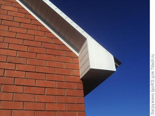 Как быстро и просто выровнять карниз, если он оказался кривым. Как дополнительно обеспечить ровность линий карниза дома на фронтонах