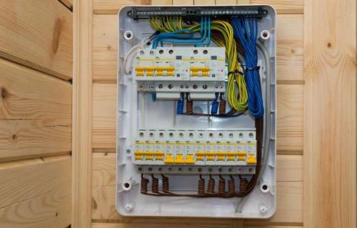 Открытая электропроводка в деревянном доме. Какой кабель использовать для проводки в деревянном доме: виды проводки и основные правила безопасности