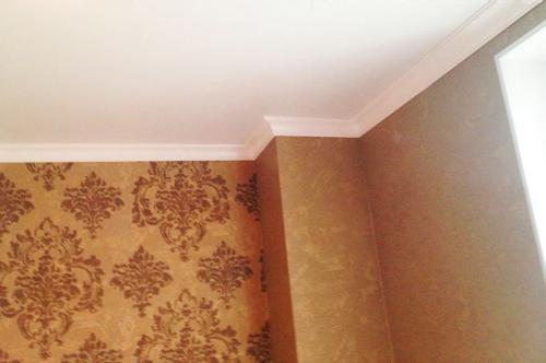 Как работать с галтелями и потолочным плинтусом. Как клеить потолочный плинтус: советы и инструкция для «чайников»