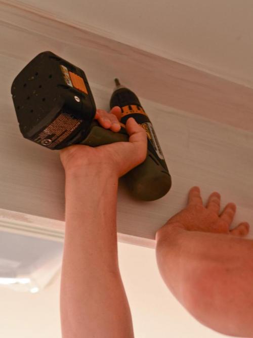 Как повесить потолочный карниз: пошаговая инструкция 03 Как повесить потолочный карниз: пошаговая инструкция 03