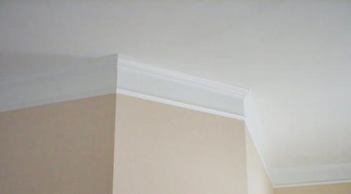 Как работать с галтелями и потолочным плинтусом. Как клеить потолочный плинтус: советы и инструкция для «чайников»