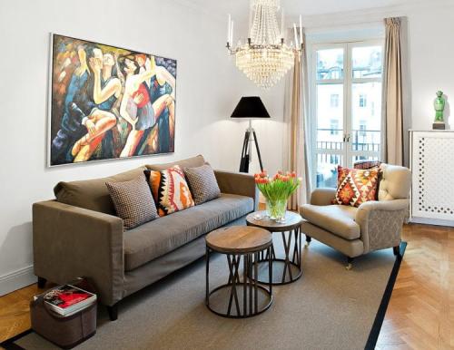 Декор стены в гостинной над диваном. Простые решения