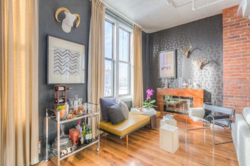 Чем декорировать стену прямо на обои. Идеи декора стен своими руками, 65 фото