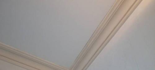 Как обработать углы потолка при установке карниза. Подбор и установка лепных карнизов на потолок и стыков стен